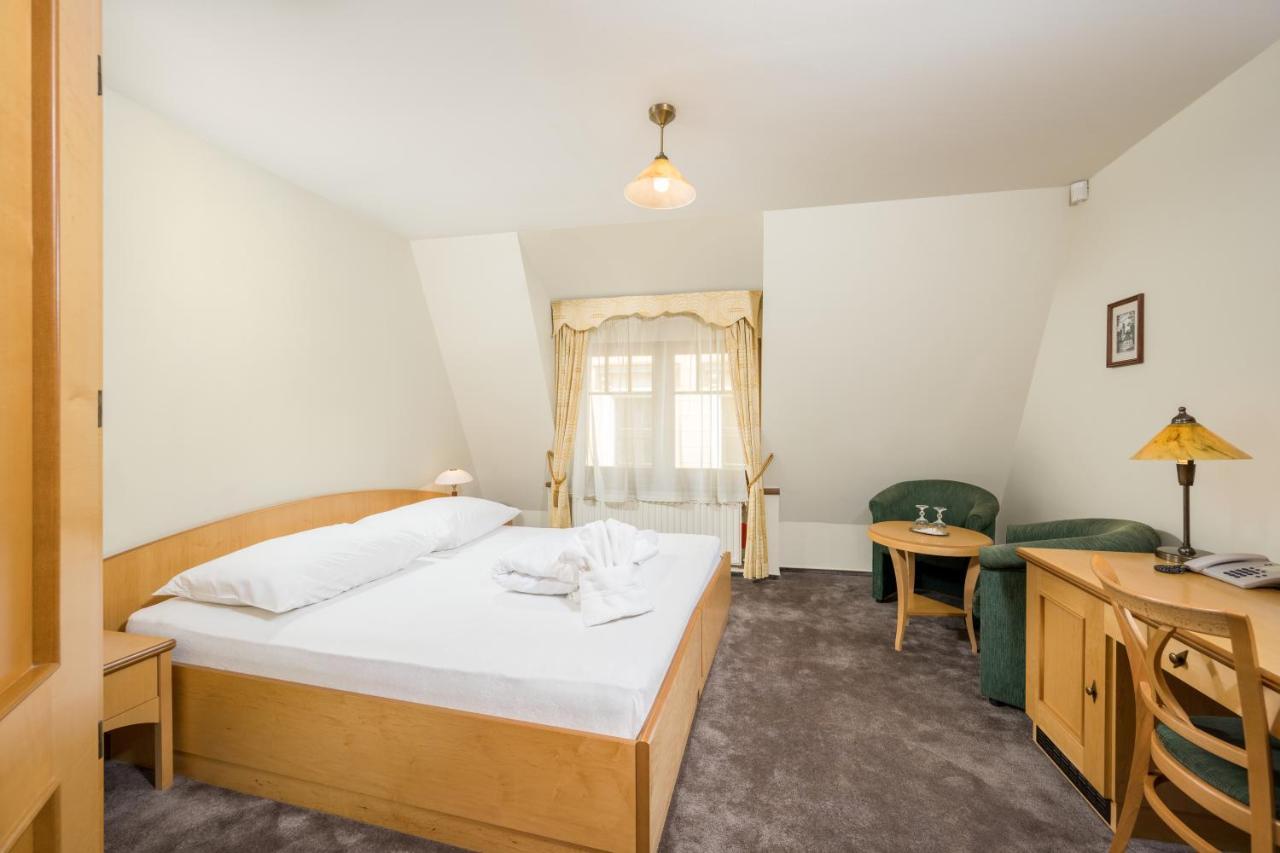 Hotel Zlaty Lev Jablonec nad Nisou Dış mekan fotoğraf