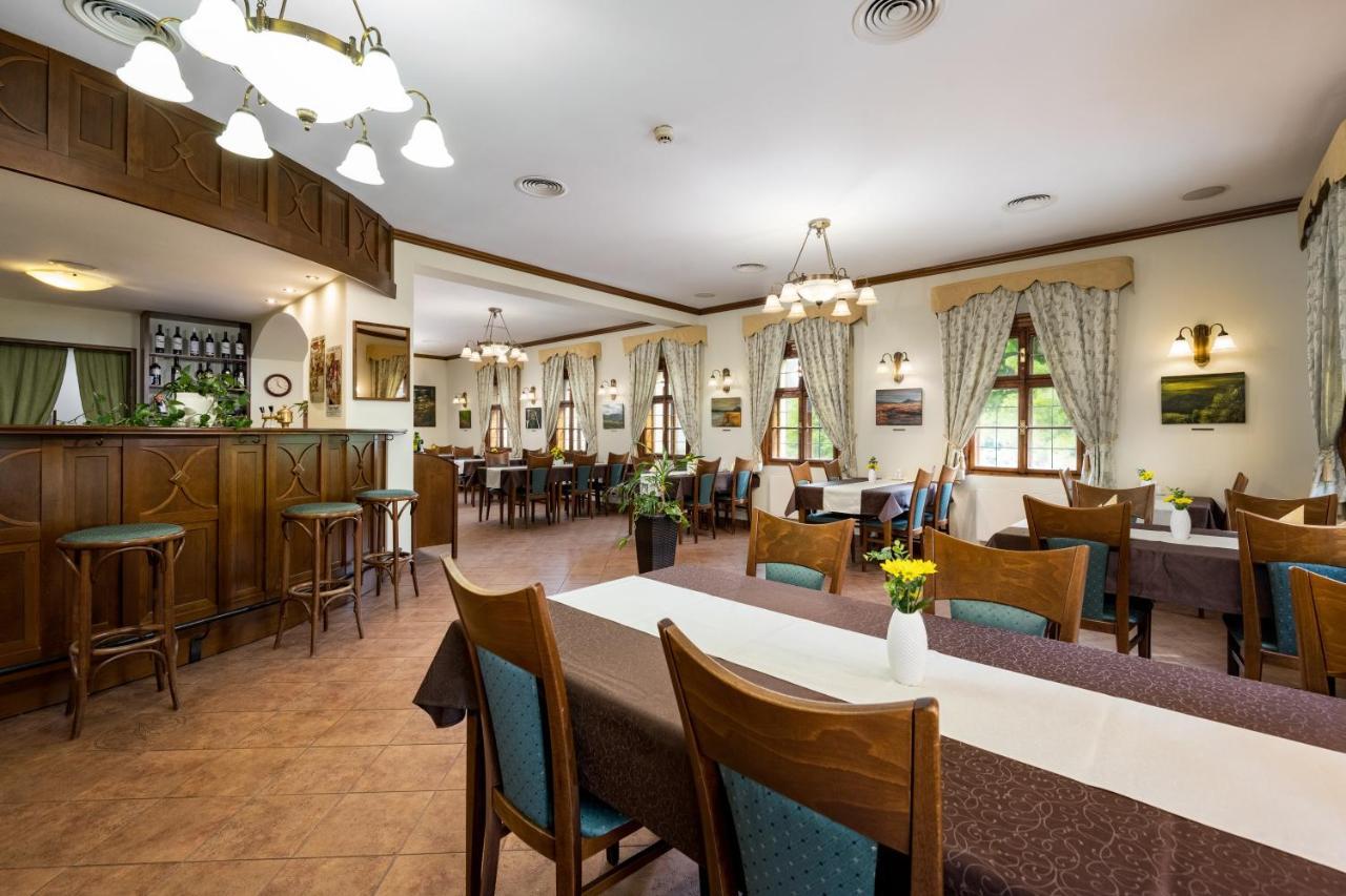 Hotel Zlaty Lev Jablonec nad Nisou Dış mekan fotoğraf